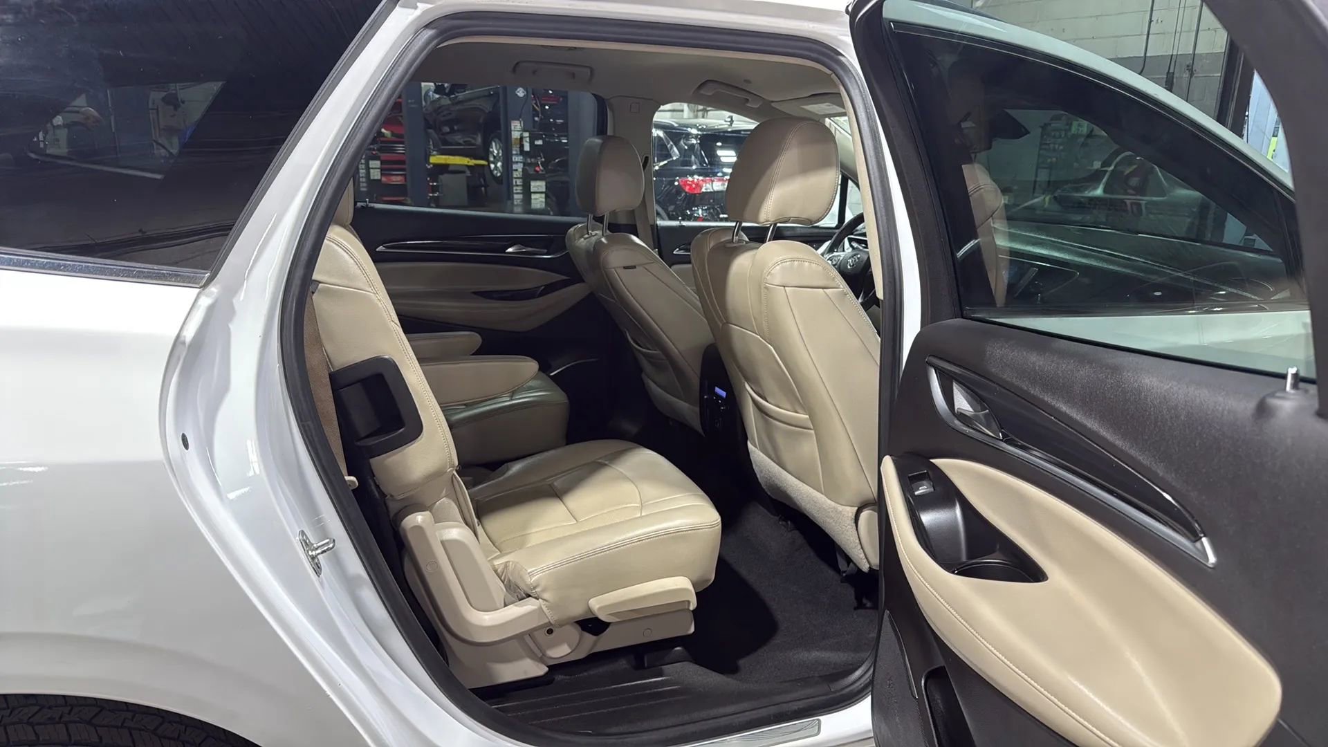 Used 2020 Buick Enclave Essence image 25