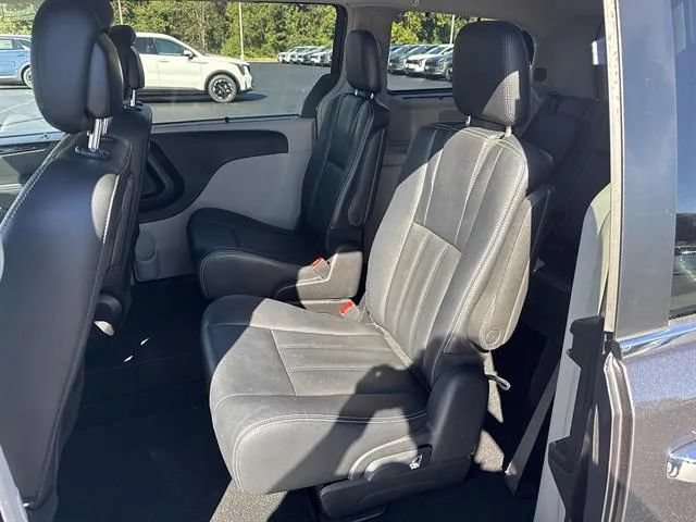 Used 2016 Chrysler Town & Country Touring w/ Driver Convenience Group FWD image 13