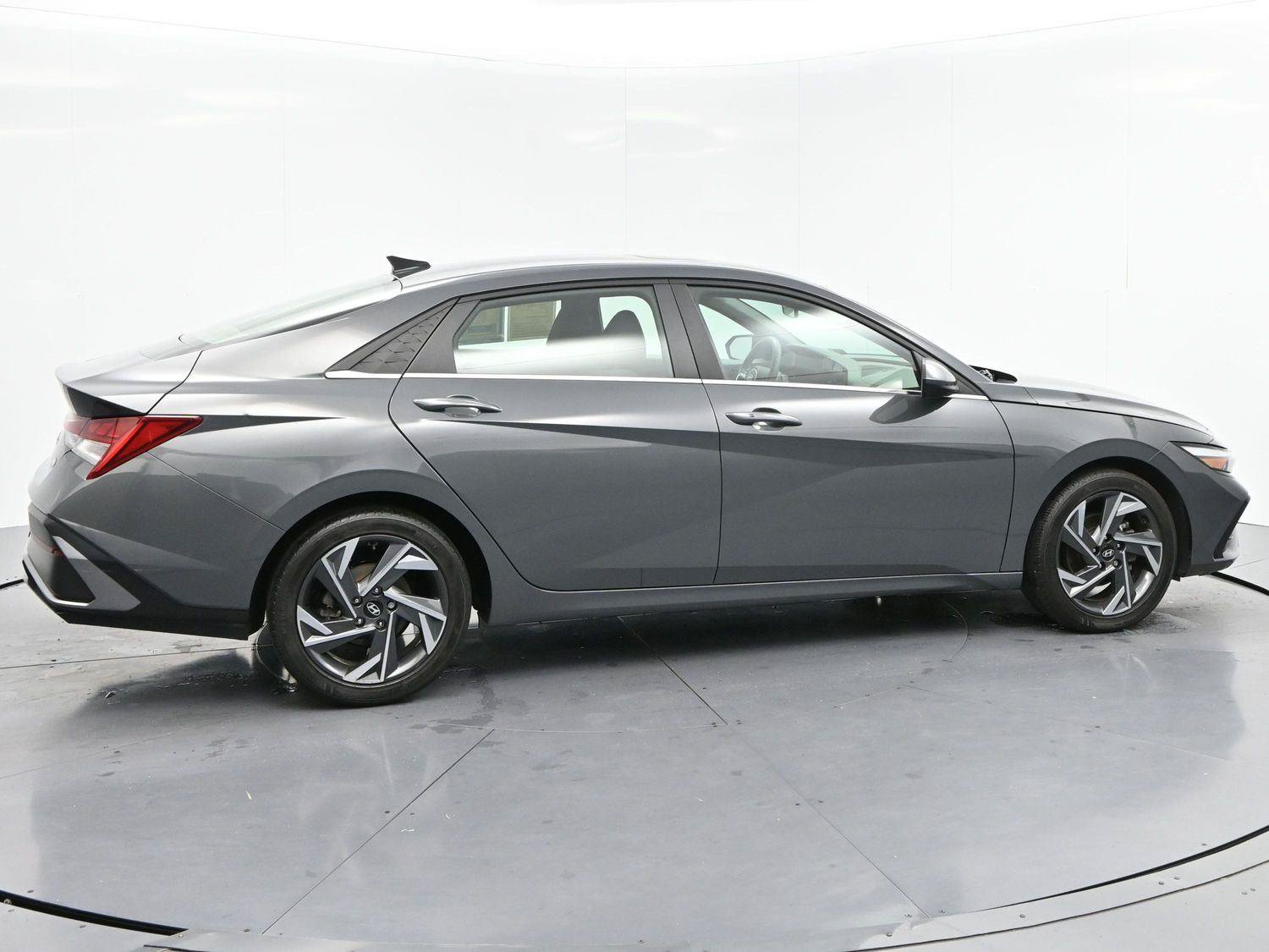 Used 2024 Hyundai Elantra SEL w/ Convenience Package FWD image 8