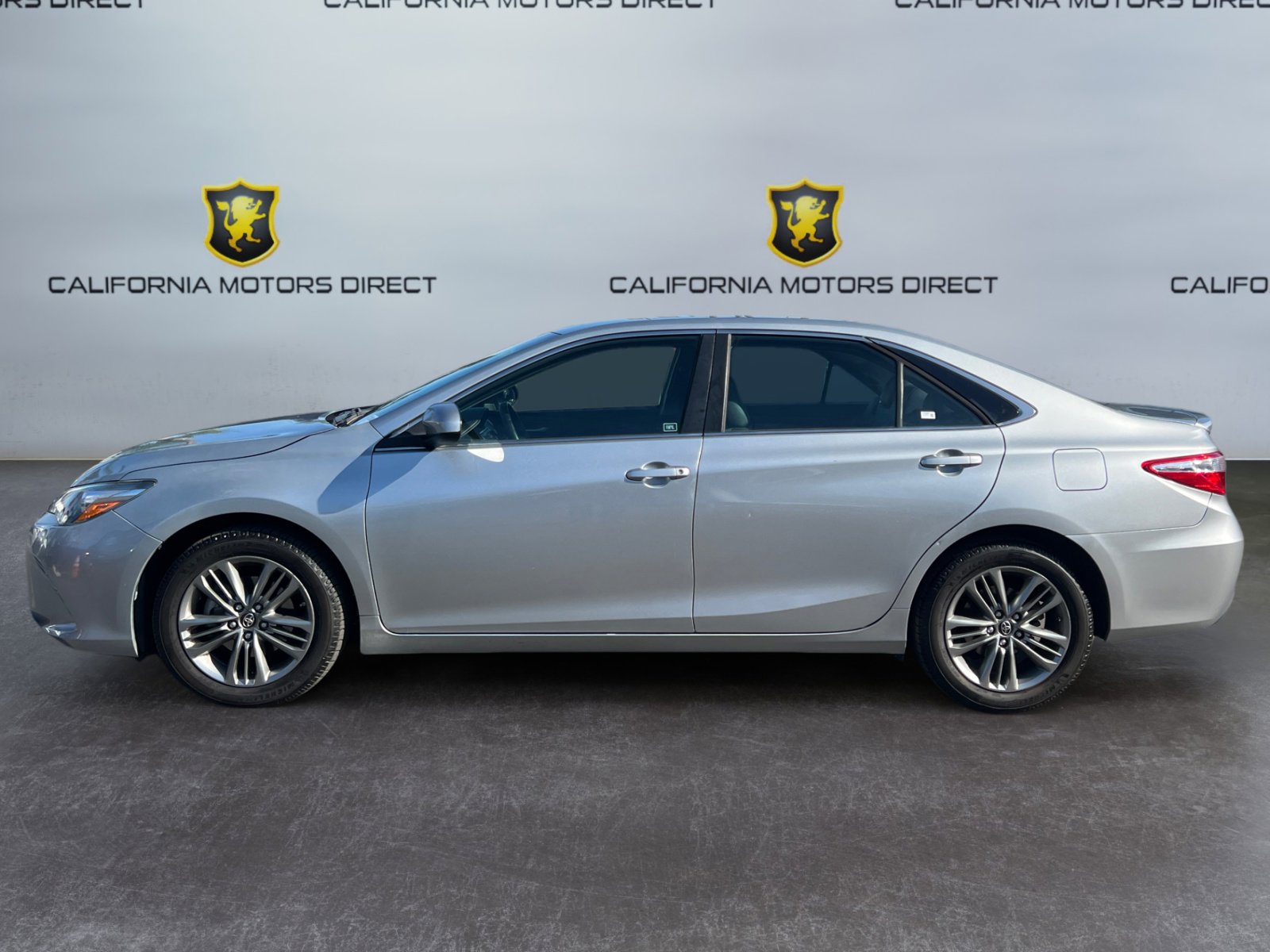 Used 2016 Toyota Camry SE image 2