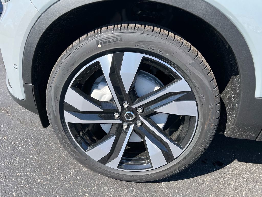 New 2026 Volvo XC40 B5 Plus w/ Climate Package AWD/4WD image 9