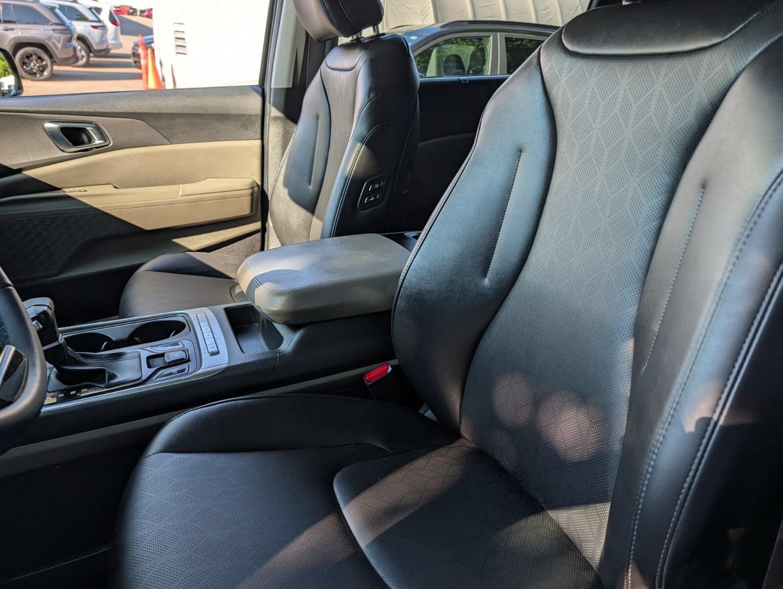Used 2025 Kia Carnival EX FWD image 17