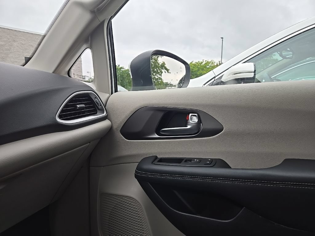 Used 2023 Chrysler Pacifica Touring-L FWD image 23