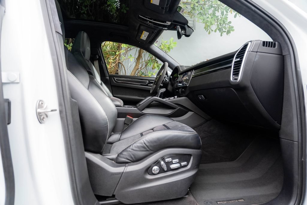 Used 2021 Porsche Cayenne GTS AWD/4WD image 3