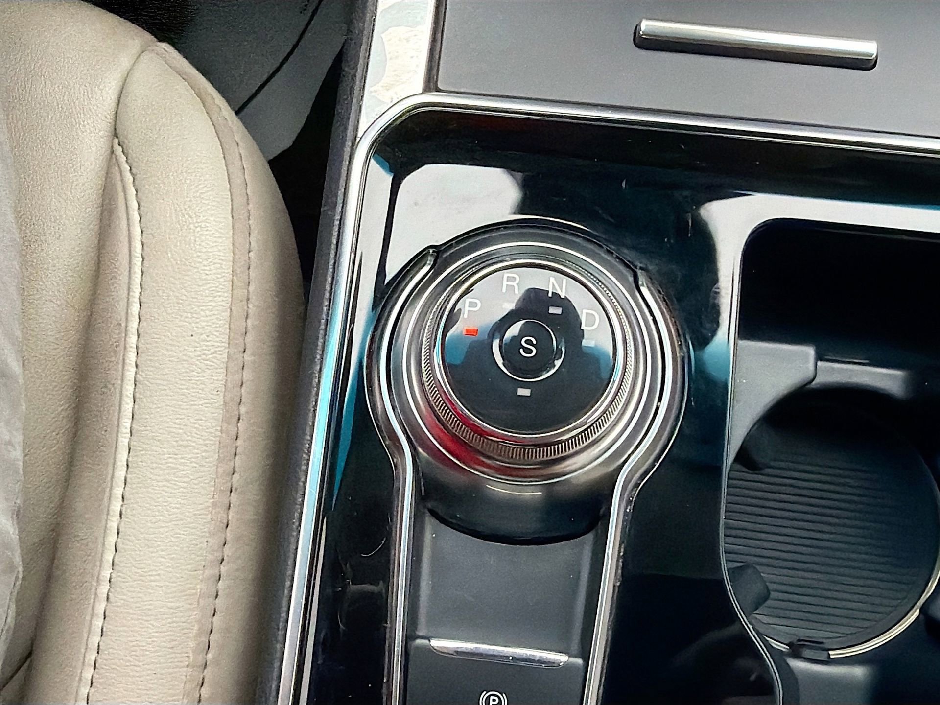 Used 2020 Ford Edge Titanium FWD image 20
