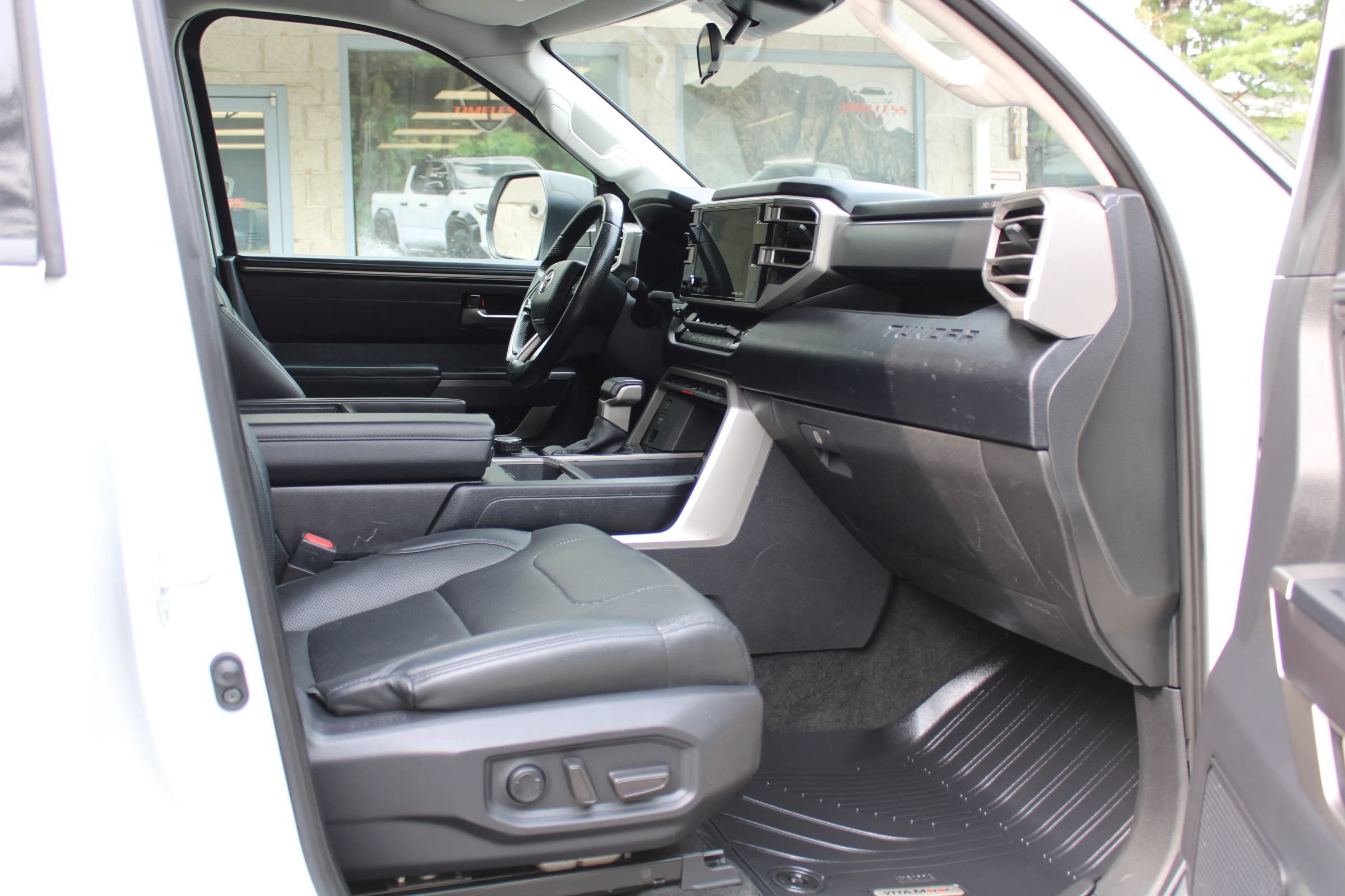 Used 2022 Toyota Tundra SR5 w/ SR5 Premium Package AWD/4WD image 8