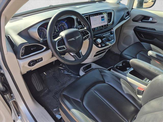 Used 2023 Chrysler Pacifica Touring-L FWD image 13