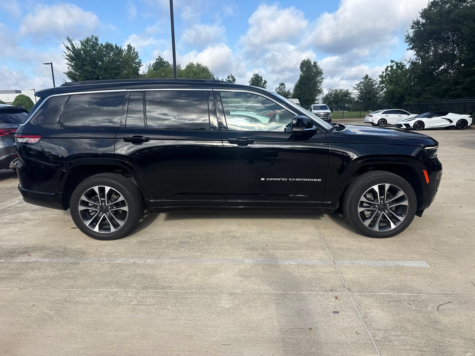 Used 2024 Jeep Grand Cherokee L Overland w/ Trailer Tow Package AWD/4WD image 3