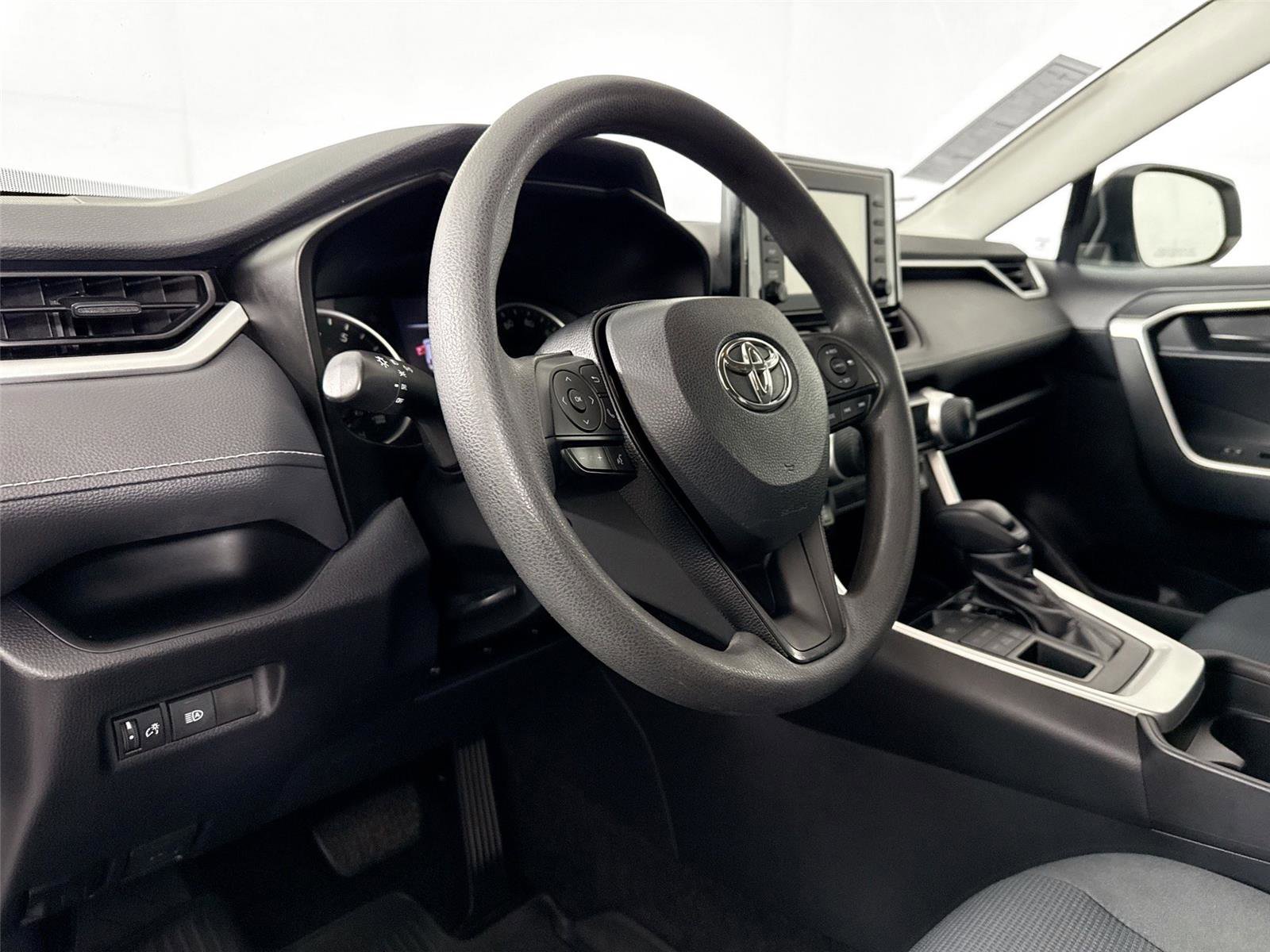 Used 2019 Toyota RAV4 LE image 4