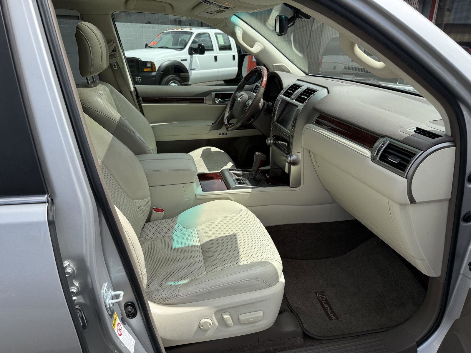 Used 2011 Lexus GX 460 w/ Comfort Plus Pkg image 22