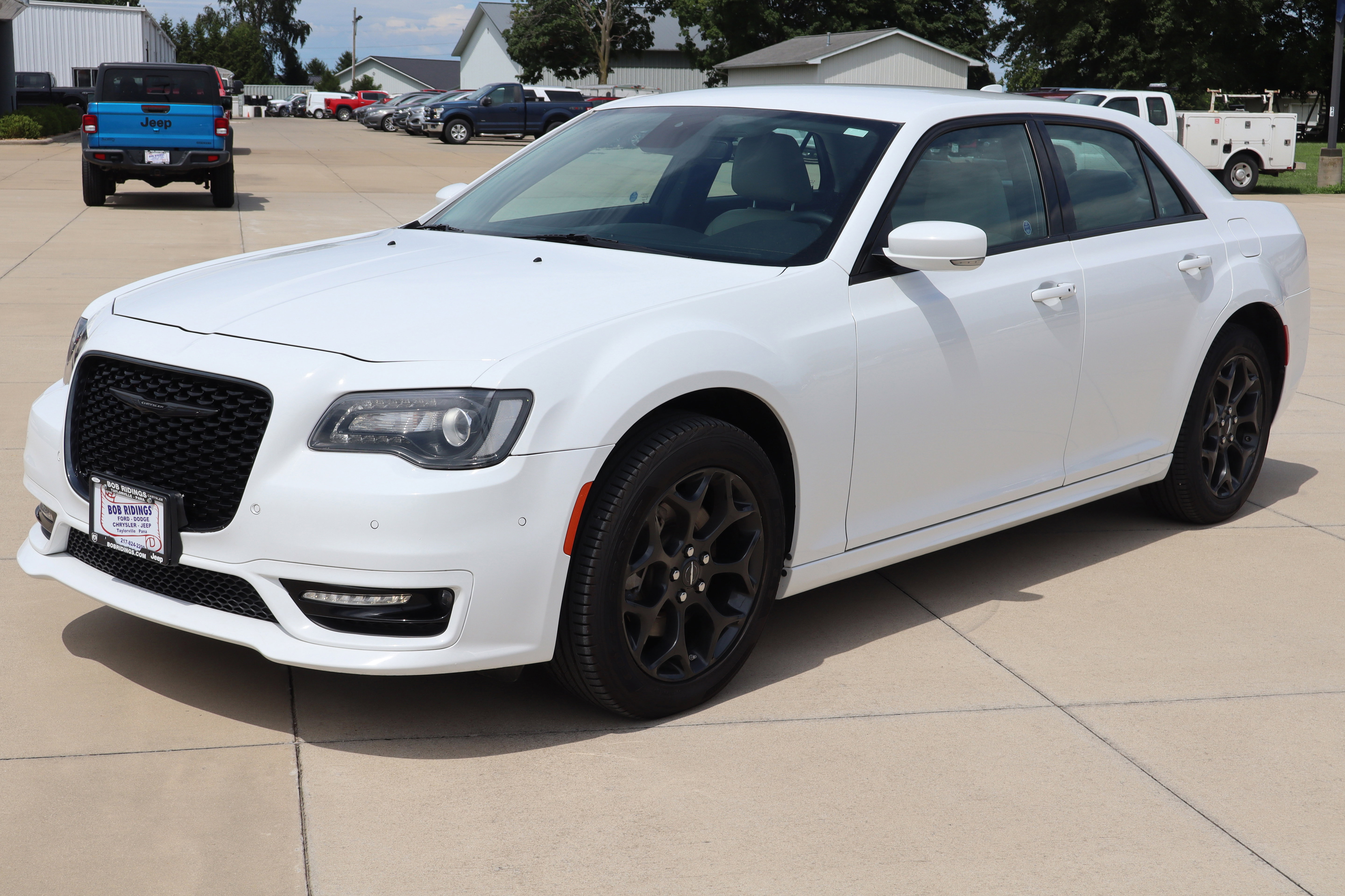 Used 2023 Chrysler 300 Touring L image 2
