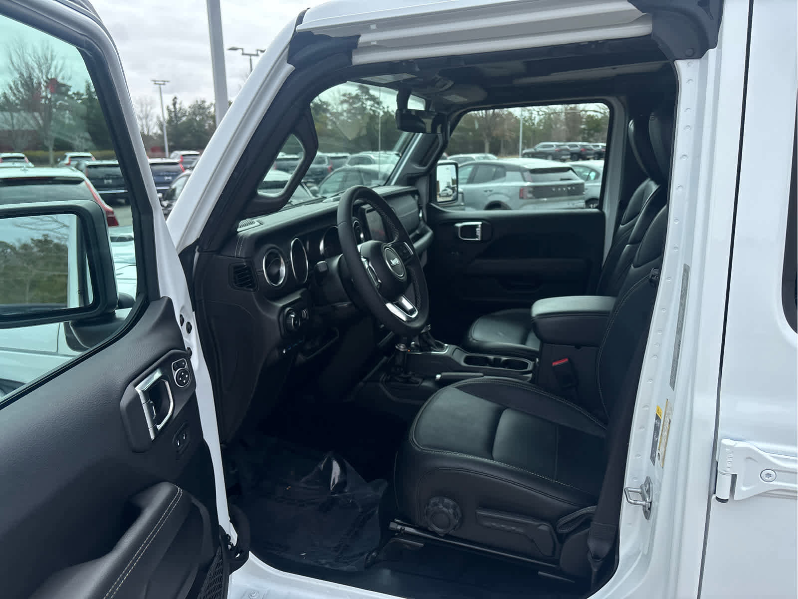 Used 2023 Jeep Wrangler Sahara image 24