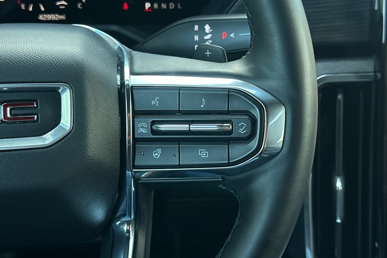 Used 2026 GMC Acadia Elevation w/ Elevation Premium Package FWD image 35