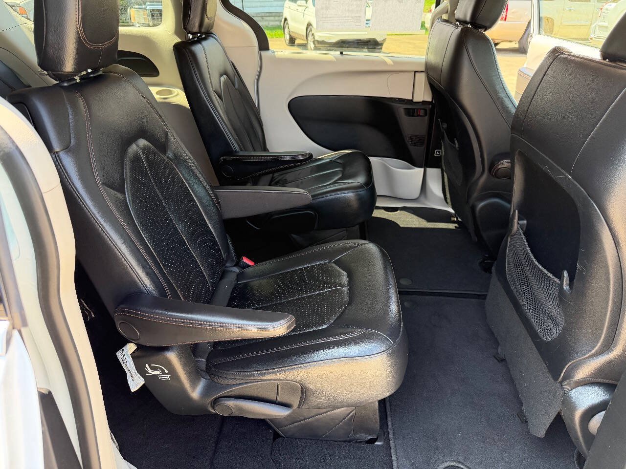 Used 2018 Chrysler Pacifica Touring-L FWD image 15