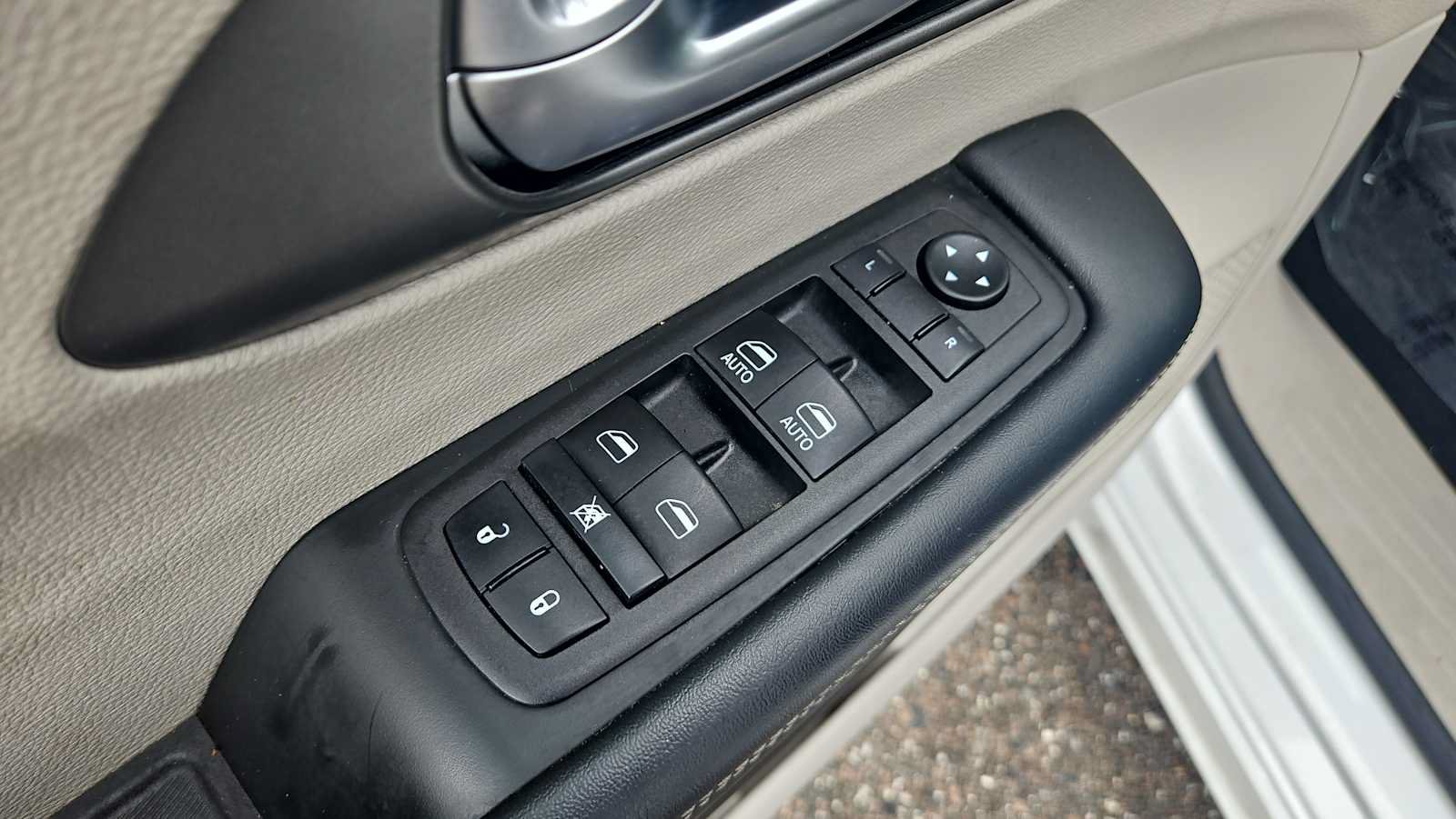 Used 2023 Chrysler Pacifica Touring-L FWD image 15