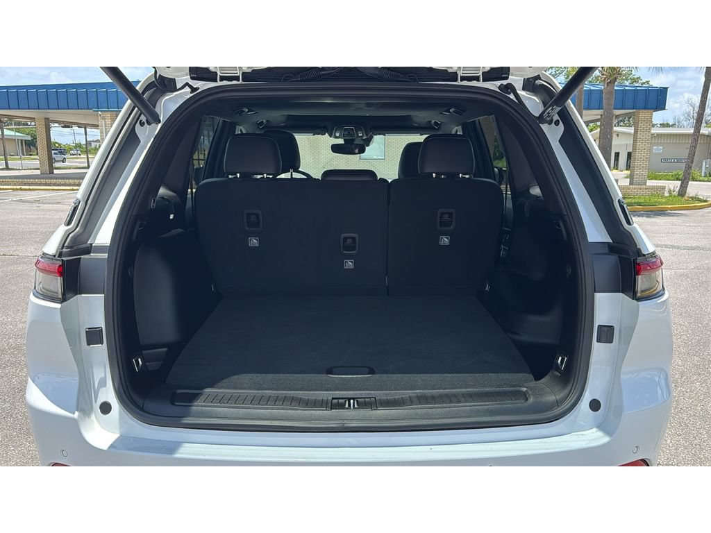 Used 2023 Jeep Grand Cherokee Altitude AWD/4WD image 15