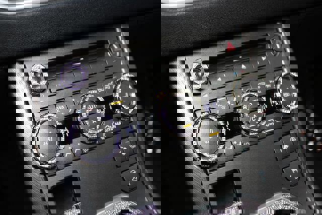 Used 2018 Land Rover Range Rover Evoque SE Premium image 15