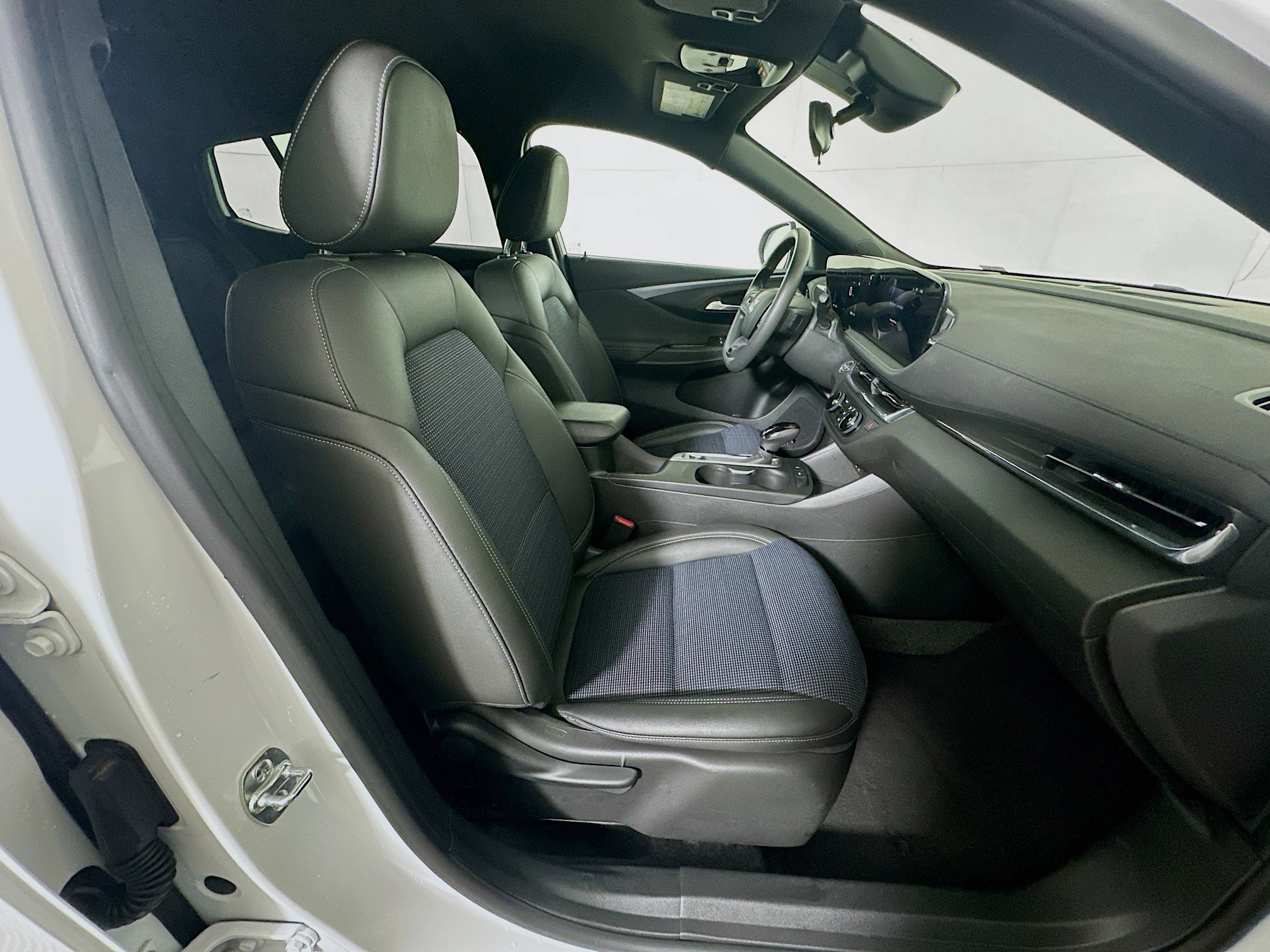 Used 2025 Buick Envista Preferred FWD image 30