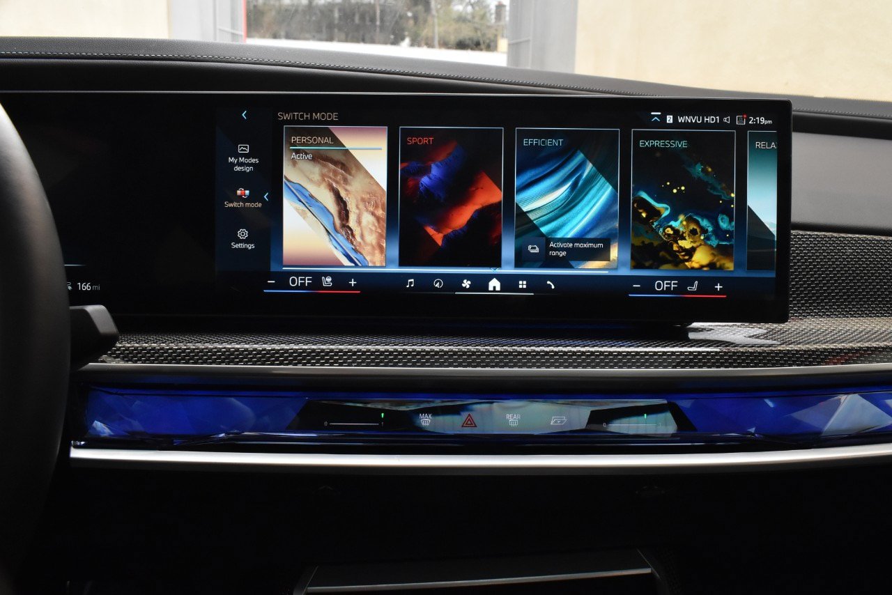 Used 2023 BMW i7 xDrive60 AWD/4WD image 32