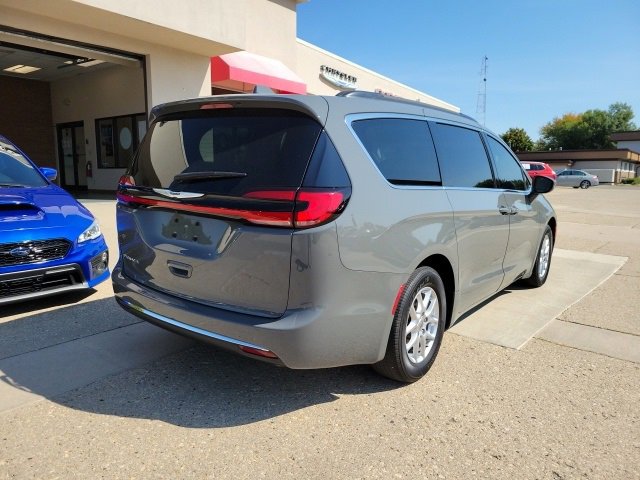 Used 2022 Chrysler Pacifica Touring-L image 5