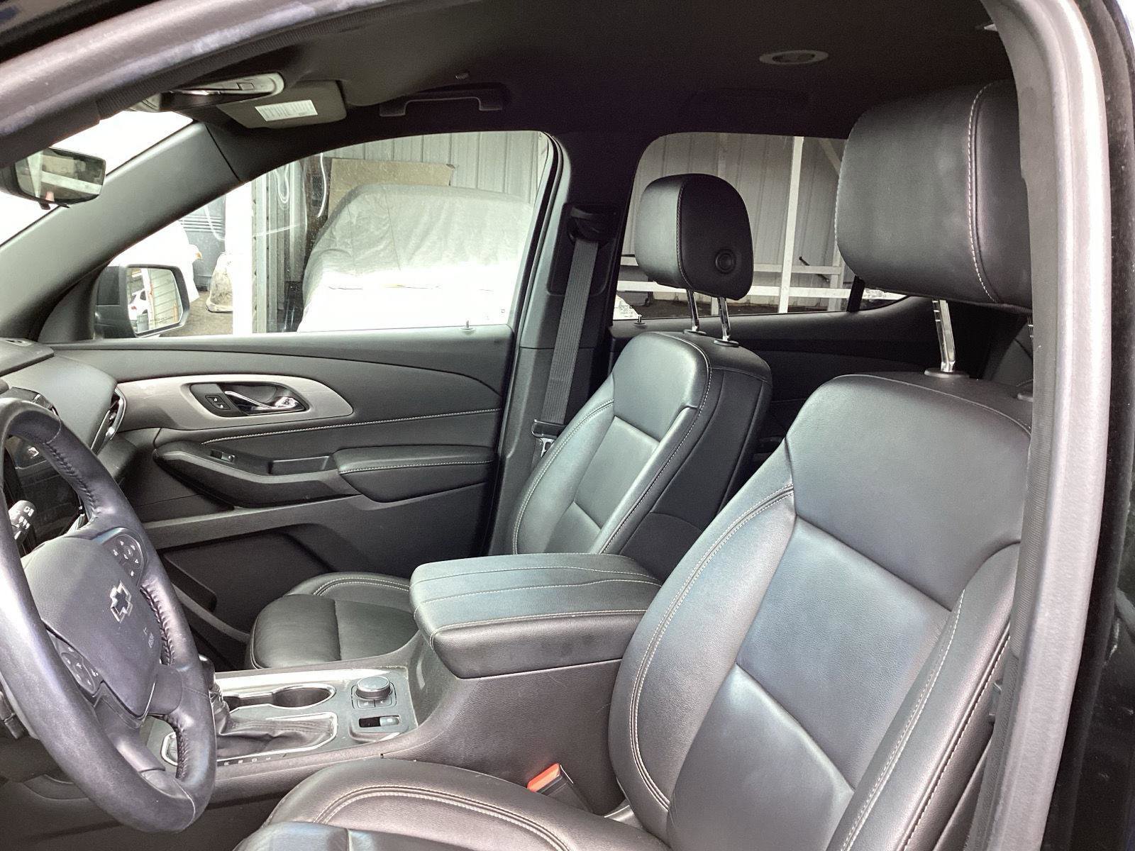 Used 2022 Chevrolet Traverse LT w/ Midnight/Sport Edition FWD image 5