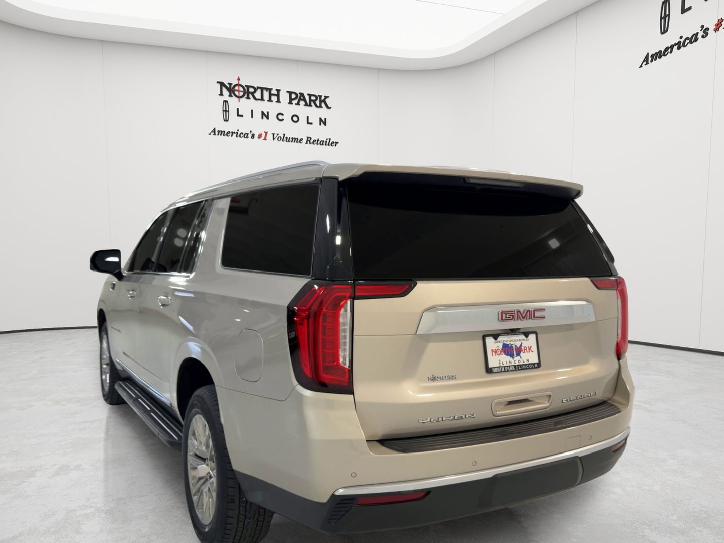 Used 2023 GMC Yukon XL Denali AWD/4WD image 8