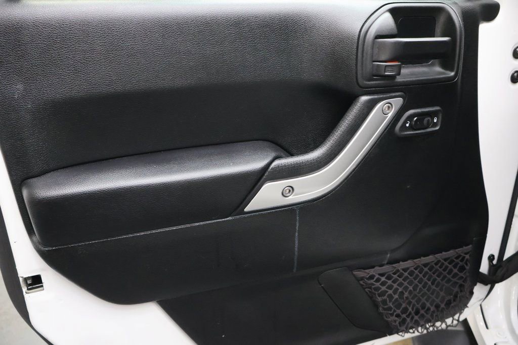 Used 2018 Jeep Wrangler Unlimited Sahara w/ Connectivity Group image 15