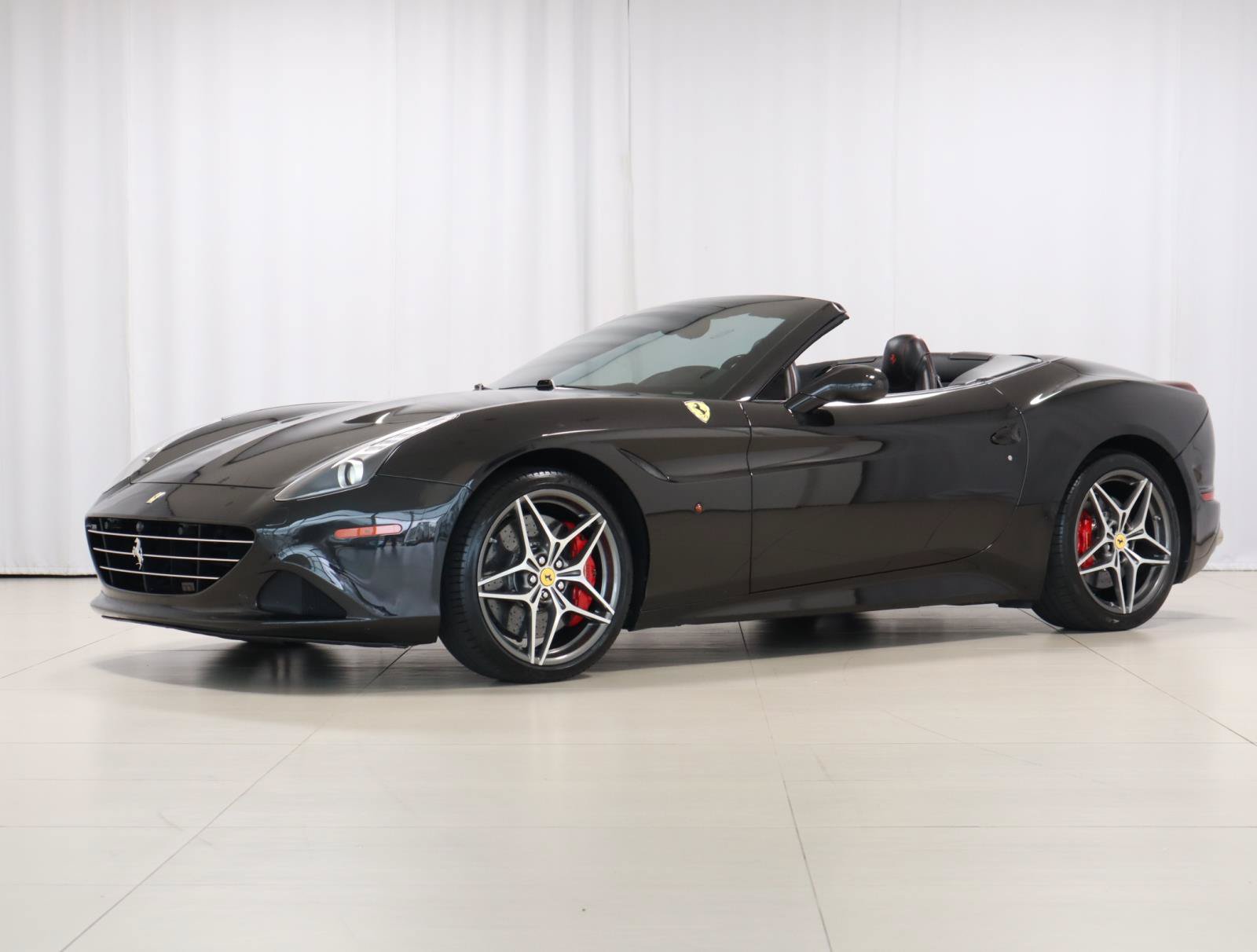 Used 2016 Ferrari California T RWD image 1
