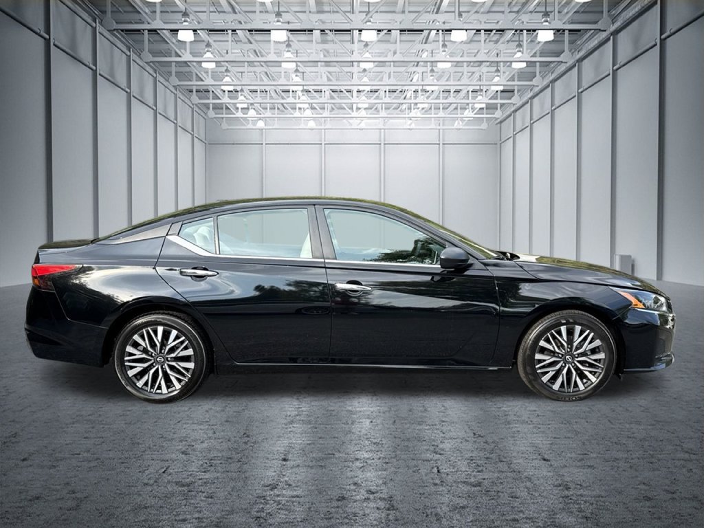 Certified 2025 Nissan Altima 2.5 SV FWD image 10