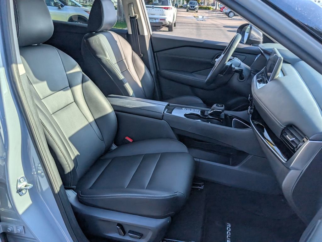 Certified 2025 Nissan Rogue SL FWD image 18