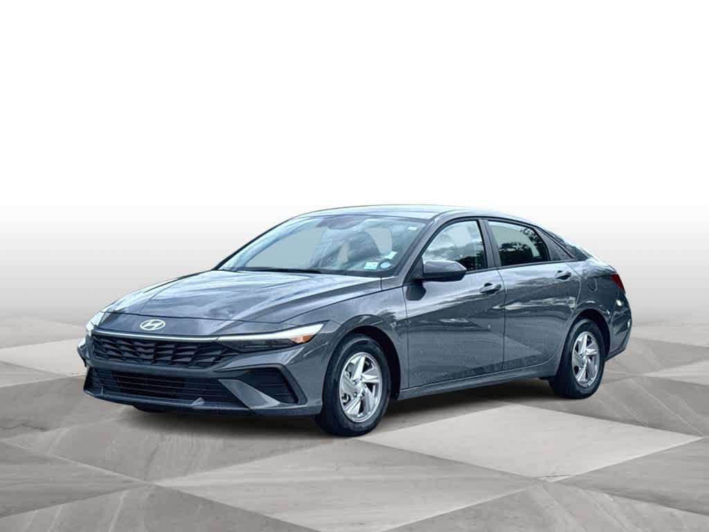 Used 2025 Hyundai Elantra SE FWD image 4