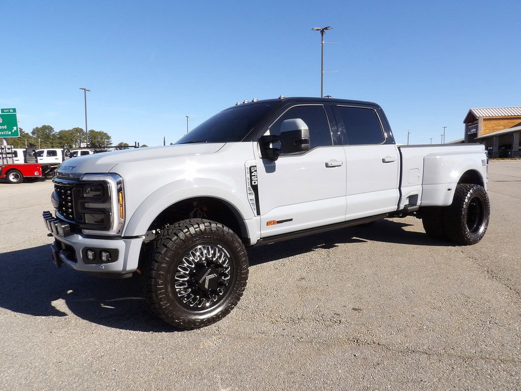 Used 2025 Ford F450 Platinum w/ FX4 Off-Road Package image 3