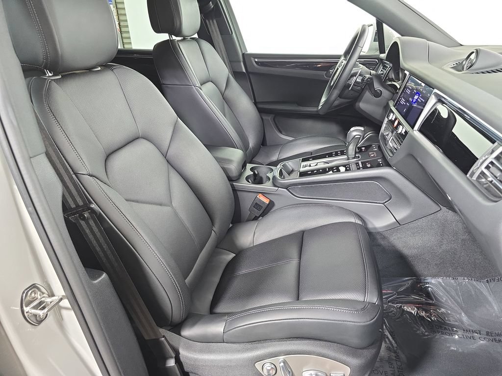 Certified 2026 Porsche Macan AWD/4WD image 27