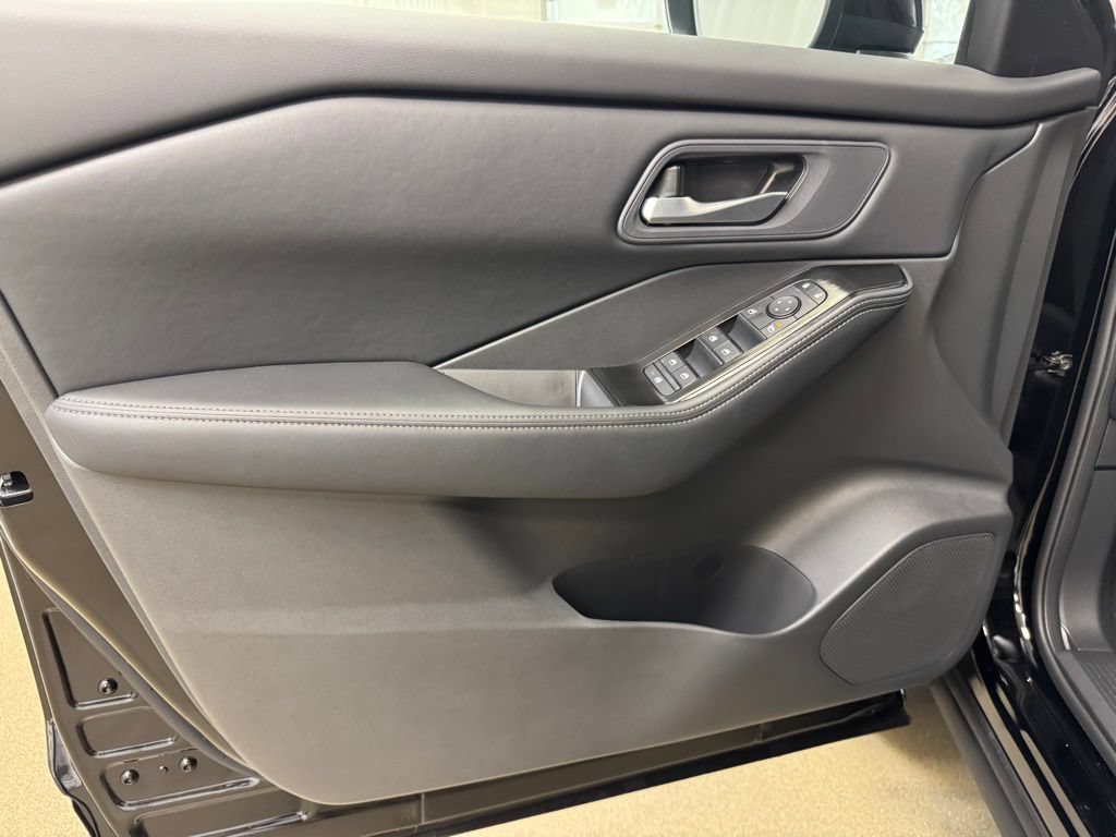 Certified 2026 Nissan Rogue SV AWD/4WD image 8