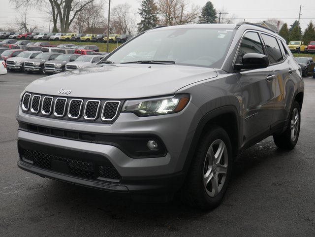 Used 2024 Jeep Compass Latitude w/ Sun and Sound Group image 9