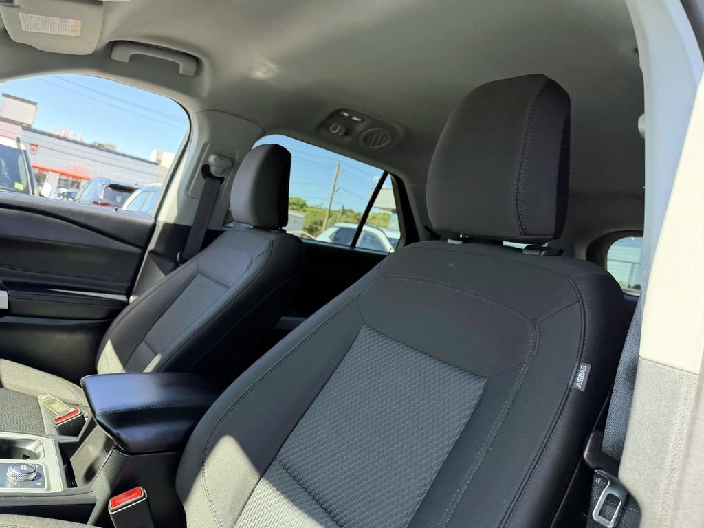 Used 2023 Ford Explorer XLT AWD/4WD image 11