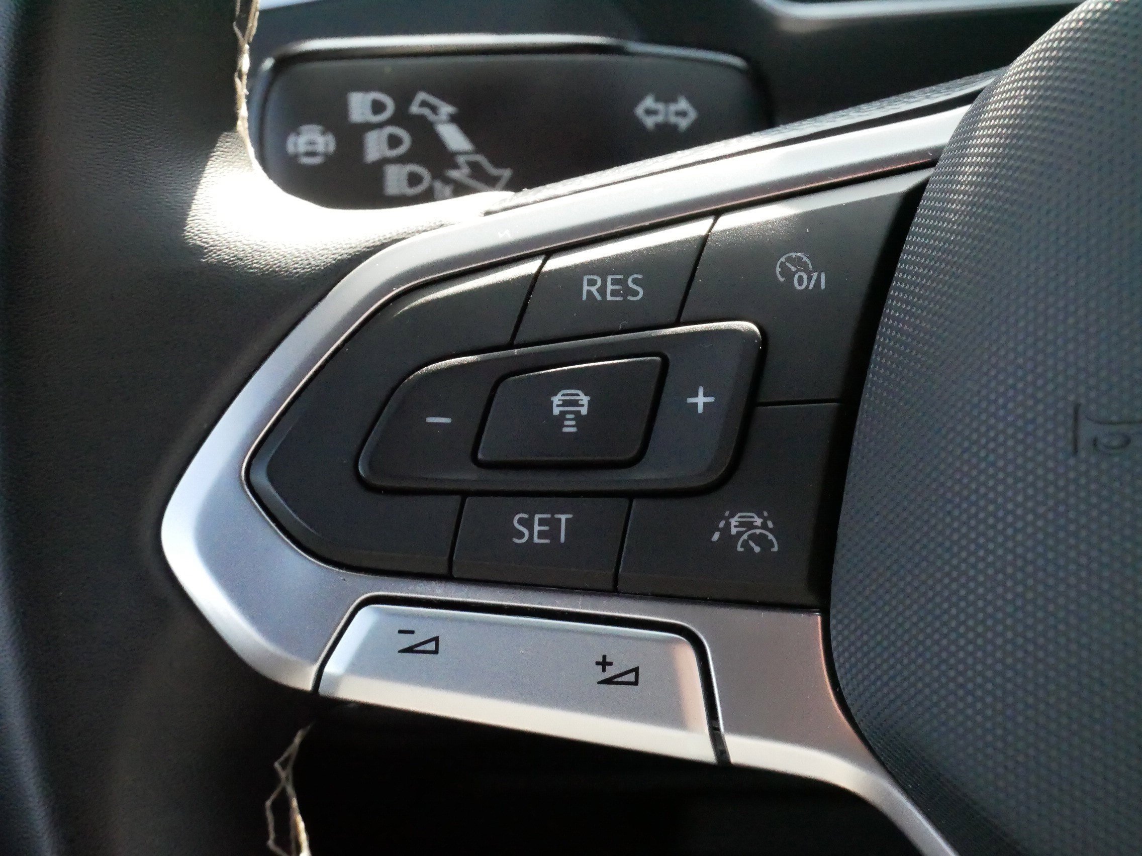 Certified 2023 Volkswagen Tiguan SE R-Line image 25