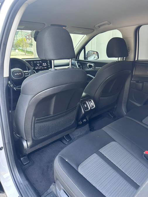 Used 2023 Kia Sorento LX image 29