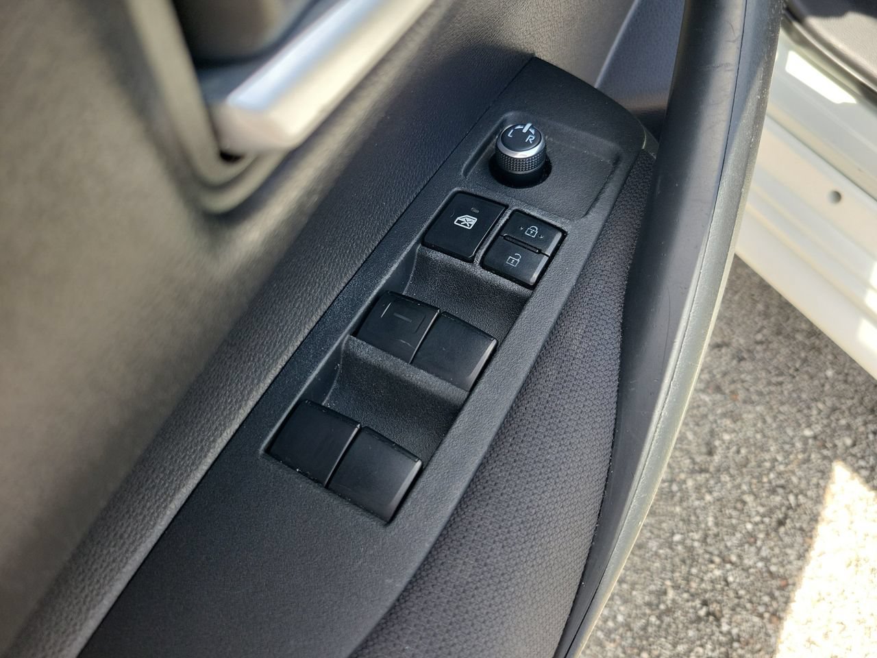 Used 2020 Toyota Corolla LE FWD image 14