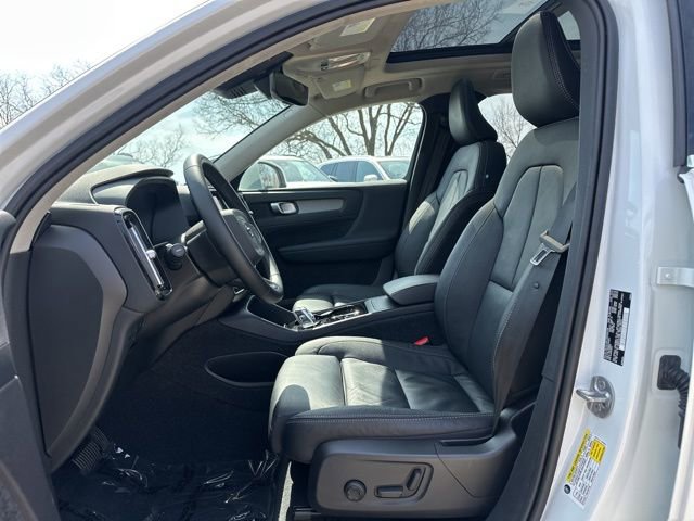 Certified 2023 Volvo XC40 B5 Plus w/ Climate Package image 17