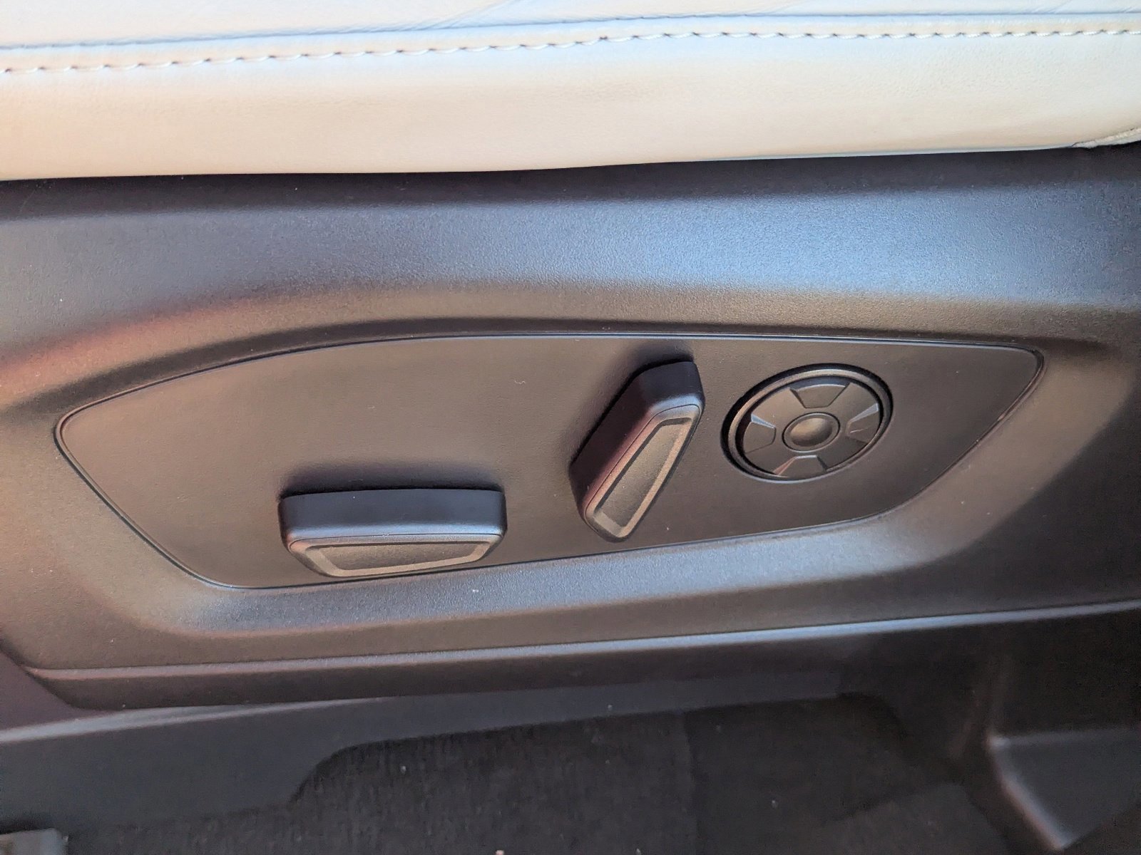 Used 2025 Ford Explorer Platinum w/ Ultimate Package image 24