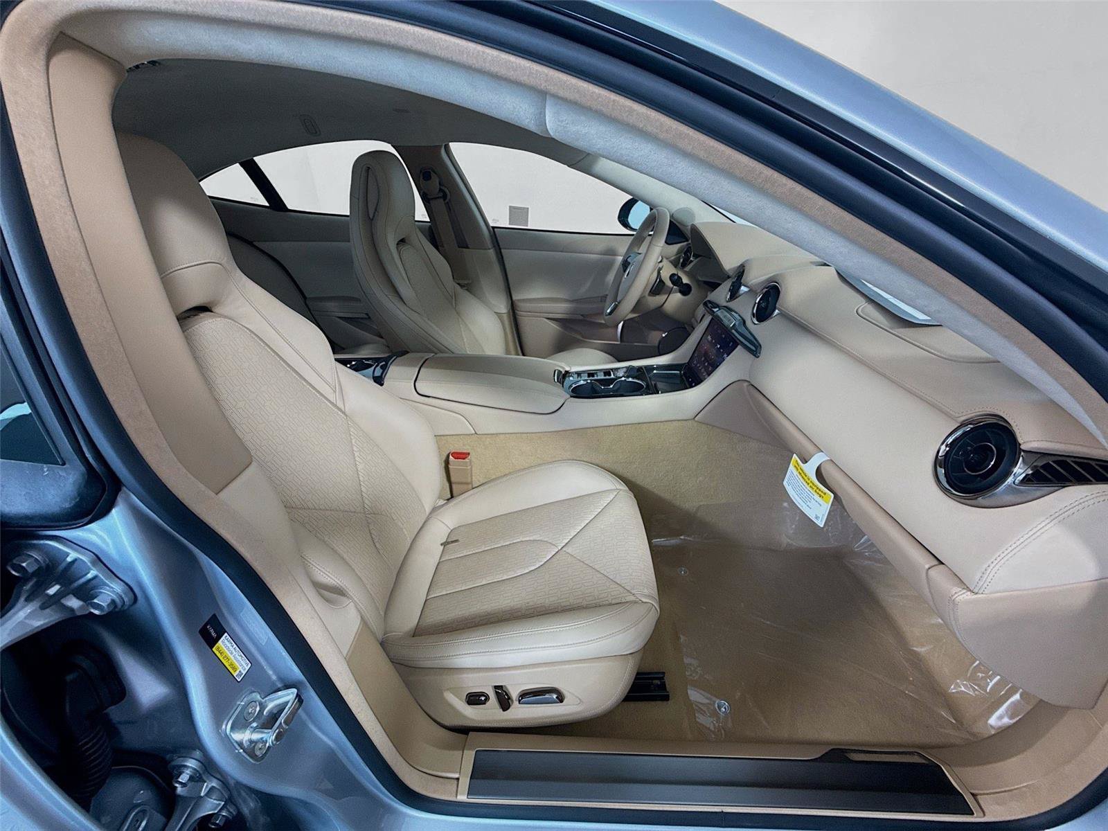 New 2025 Karma Revero Luxury RWD image 19