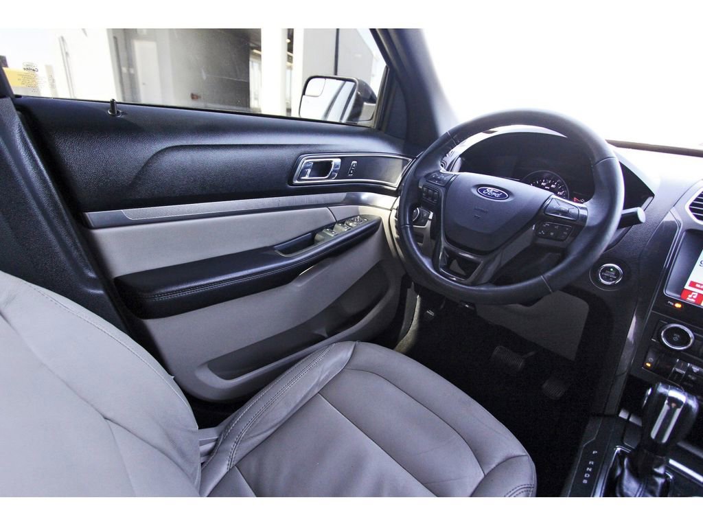Used 2018 Ford Explorer XLT w/ Equipment Group 202A FWD image 8