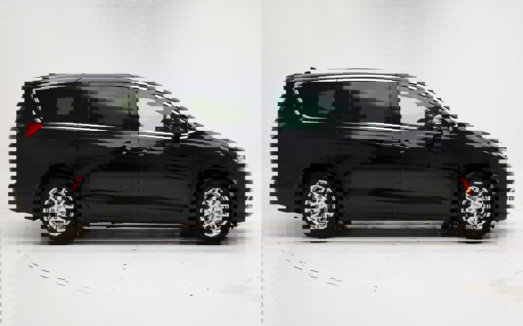 Used 2025 Chrysler Pacifica Select image 3