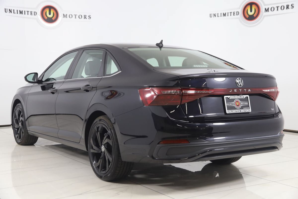 Used 2025 Volkswagen Jetta SE w/ Sunroof Package FWD image 4