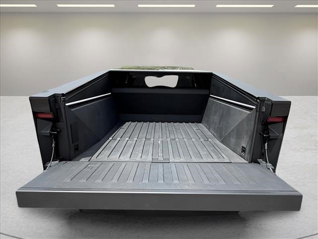 Used 2024 Tesla Cybertruck AWD Crew Cab image 19