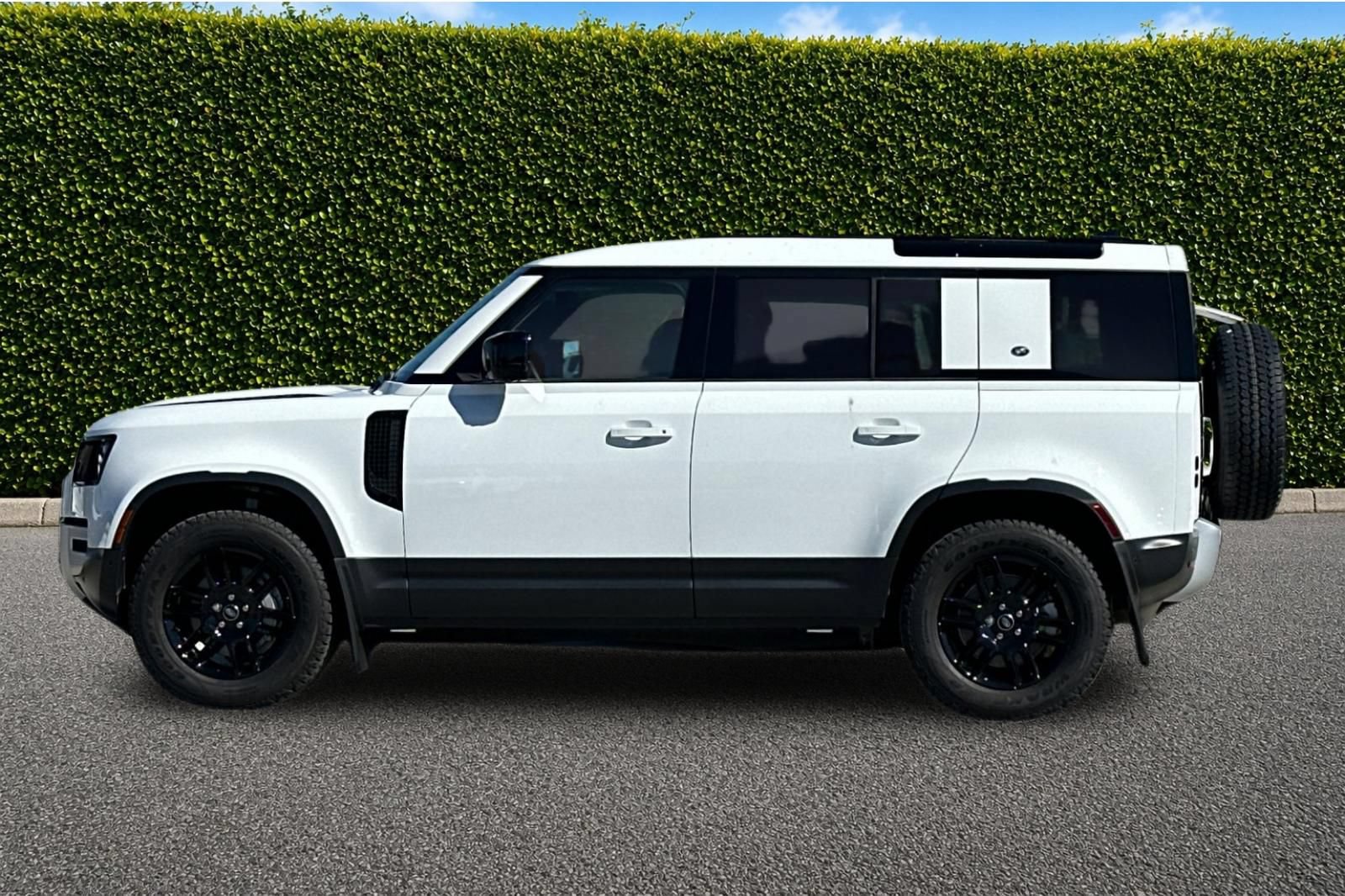 Used 2024 Land Rover Defender 110 S AWD/4WD image 7