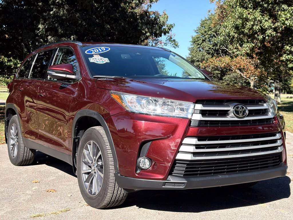 Used 2019 Toyota Highlander XLE AWD/4WD image 1
