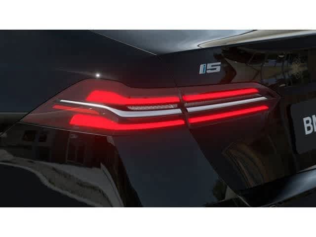 New 2027 BMW i5 xDrive40 AWD/4WD image 8