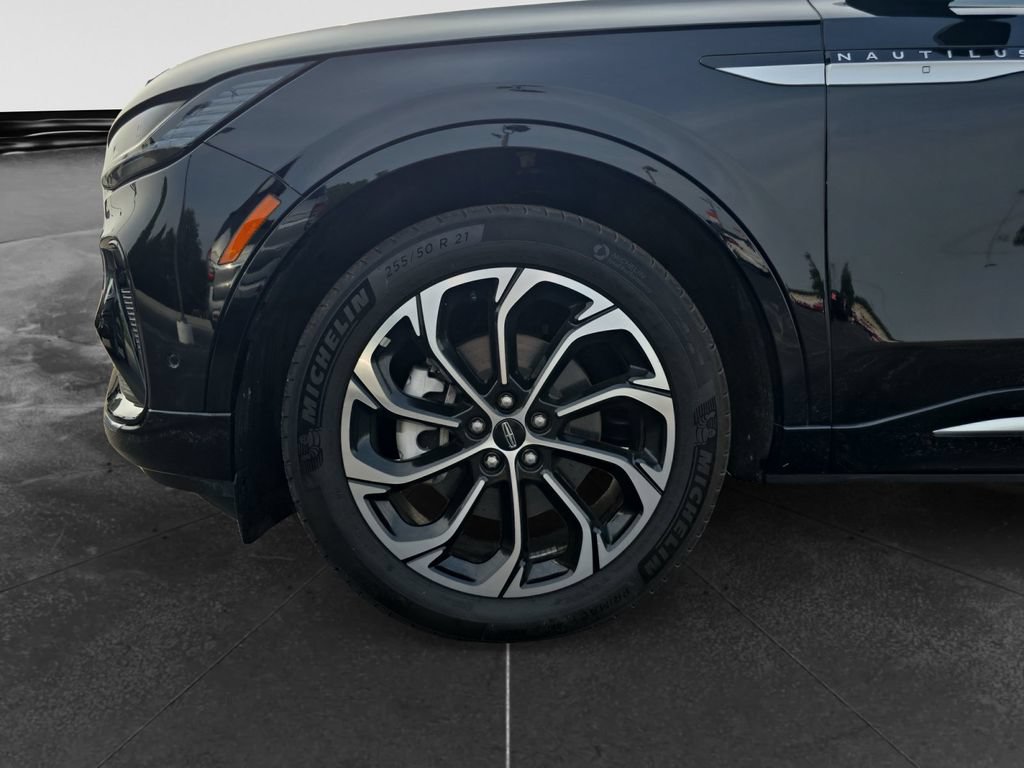 Used 2024 Lincoln Nautilus Reserve w/ Equipment Group 202A AWD/4WD image 13